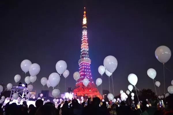 日本札幌電視塔跨年燈光秀準點下班