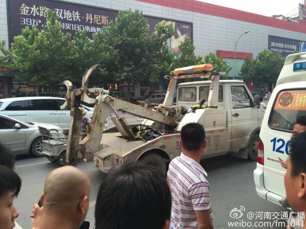 孩子路邊嬉戲險(xiǎn)遭大客車碾壓