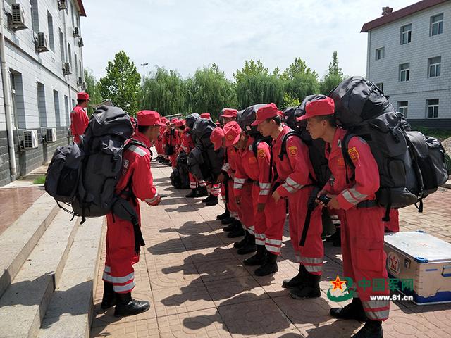 西藏地震后子弟兵組織集體獻血