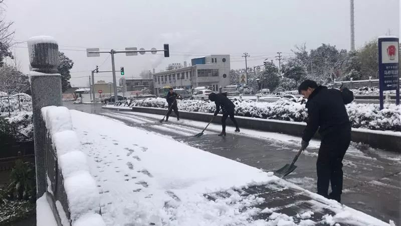 #哈爾濱街頭空降雪王方陣#