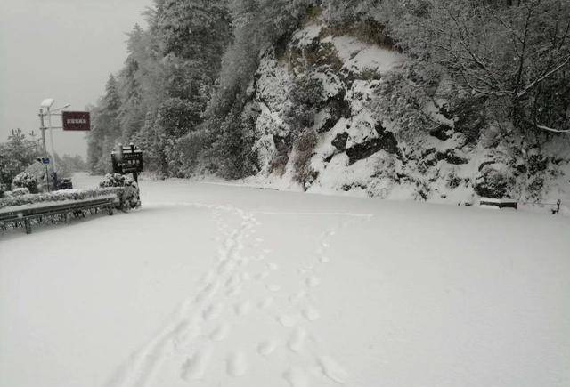 湖南岳陽幕阜山迎來2025年首場降雪