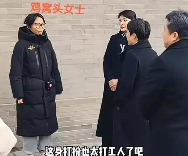 雞窩頭女士收拾得漂漂亮亮上班了