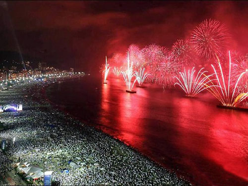 跨年夜過后景區(qū)湖面漂浮上千個氣球