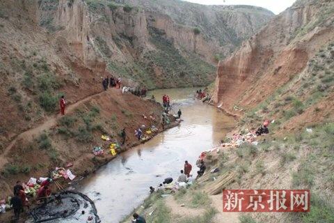 官方回應陜西一地原油泄漏河里