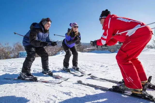 爸爸帶娃滑雪撬主打一個(gè)相互信任