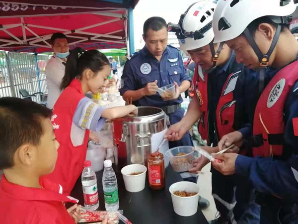 一碼一肖100準一47849,村民自發前來為救援隊義務做飯